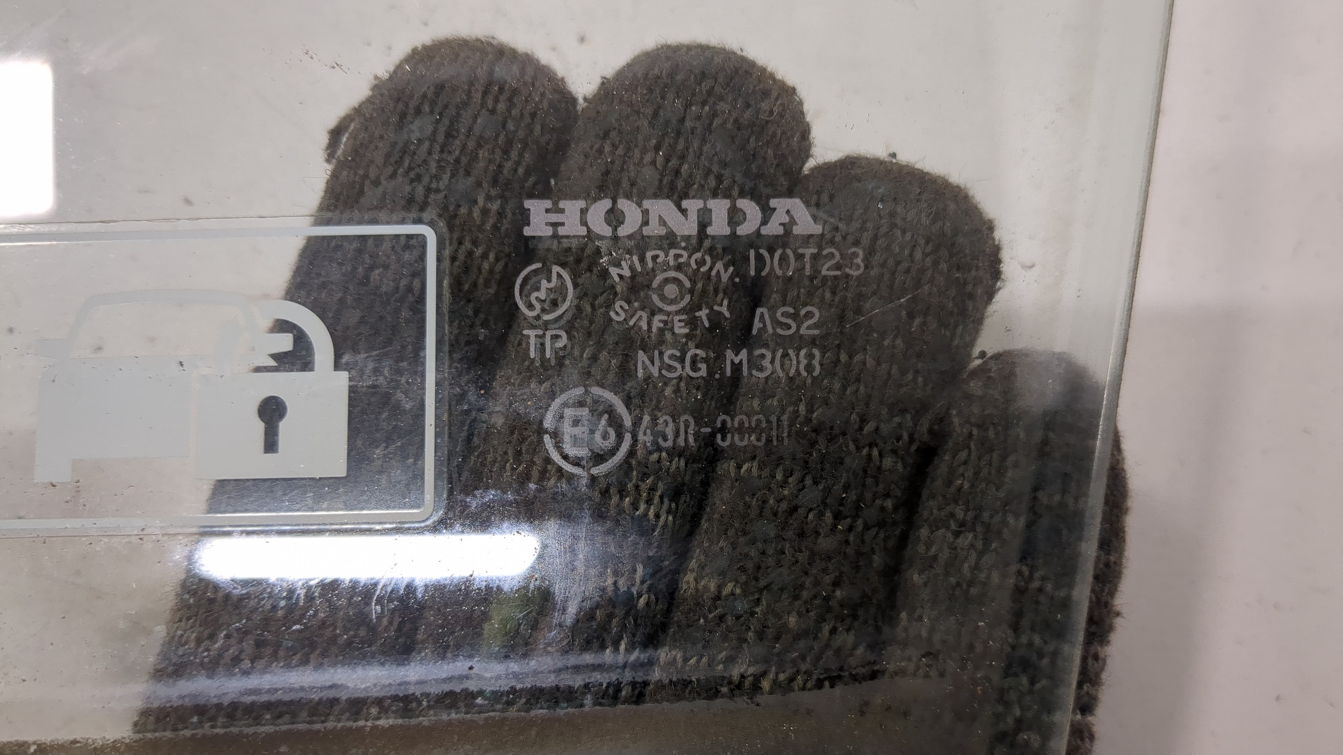 Стекло двери передней левой