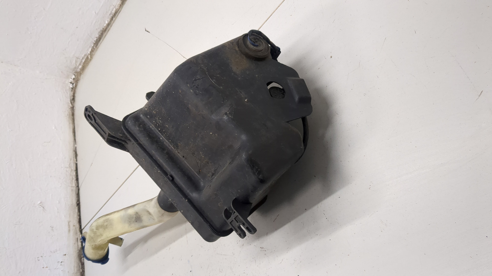 Бачок омывателя лобового стекла