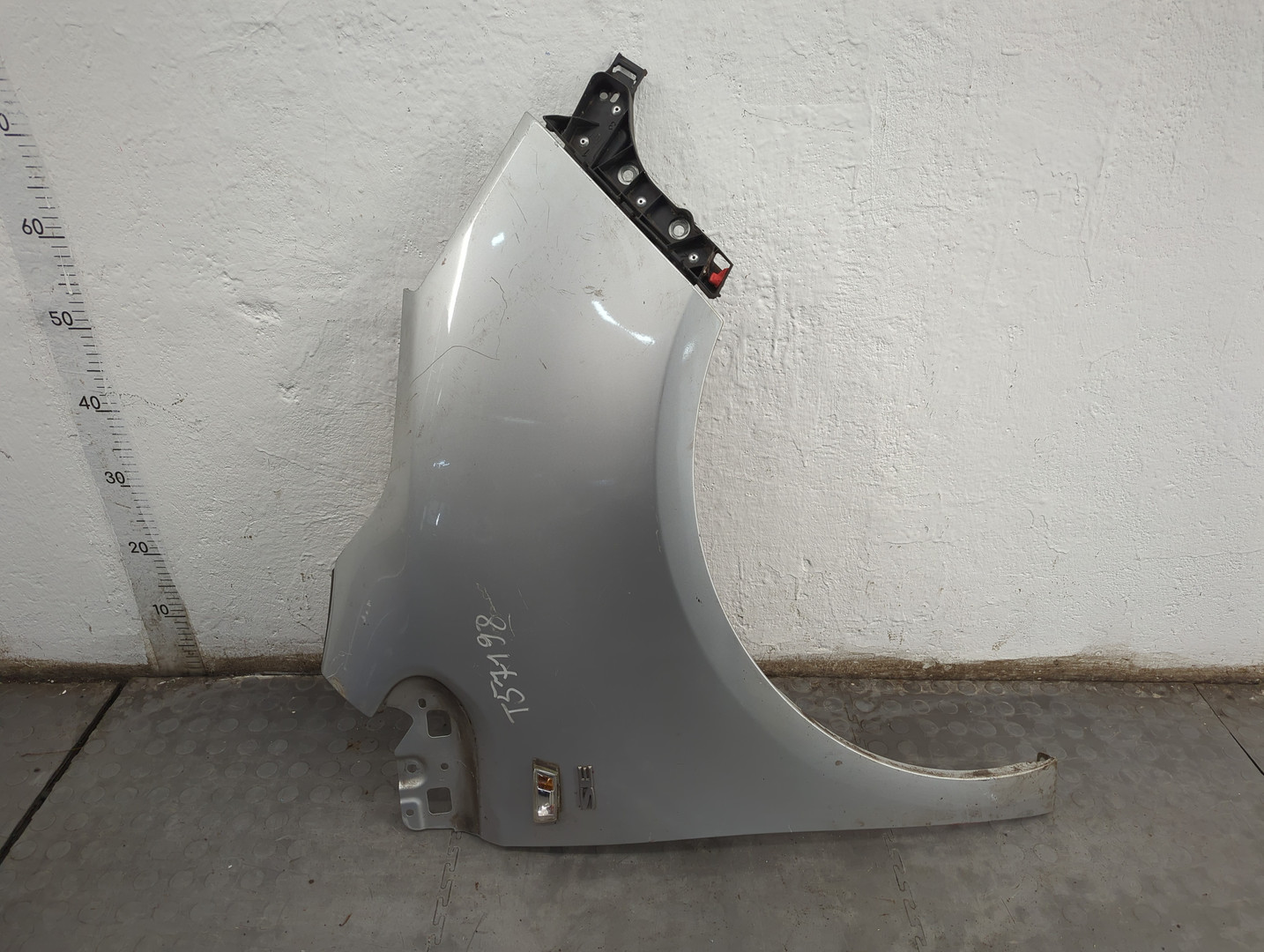 Крыло переднее правое