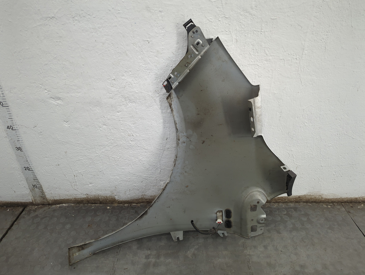 Крыло переднее правое