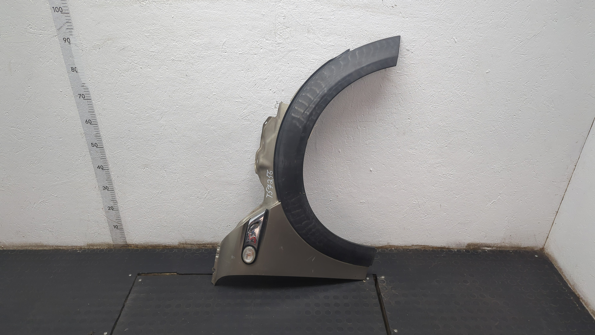 Крыло переднее правое