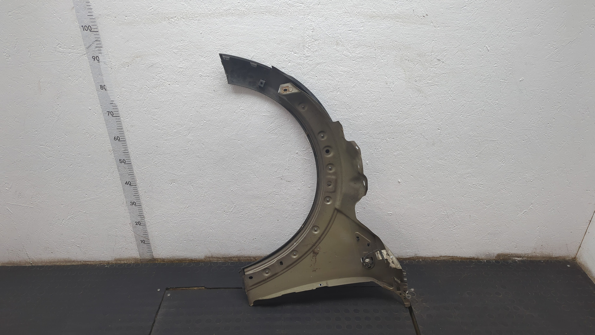 Крыло переднее правое