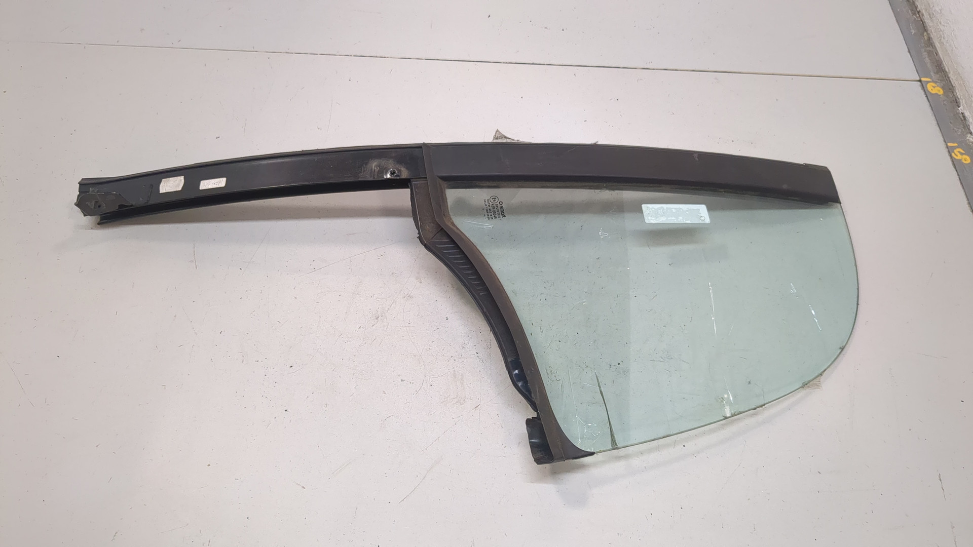 Стекло двери передней левой (форточка)