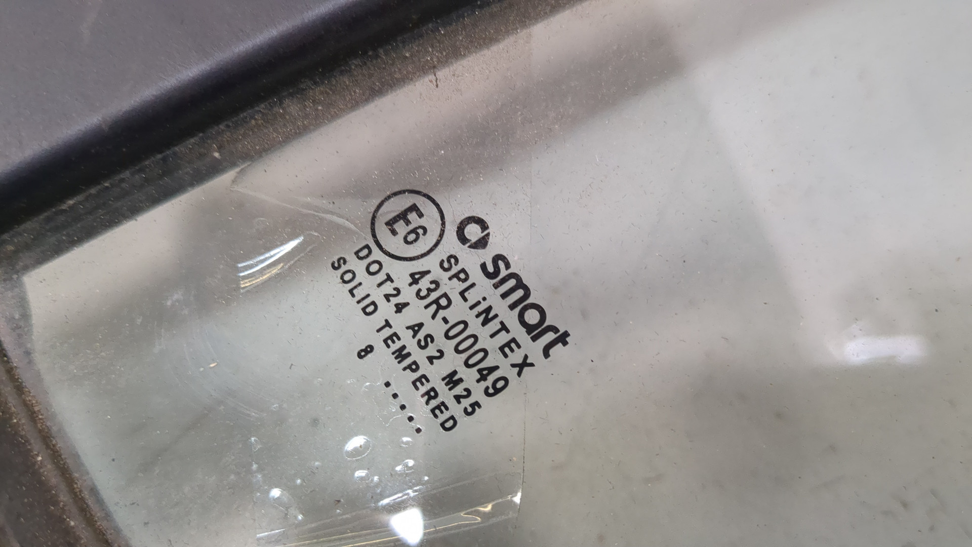 Стекло двери передней левой (форточка)