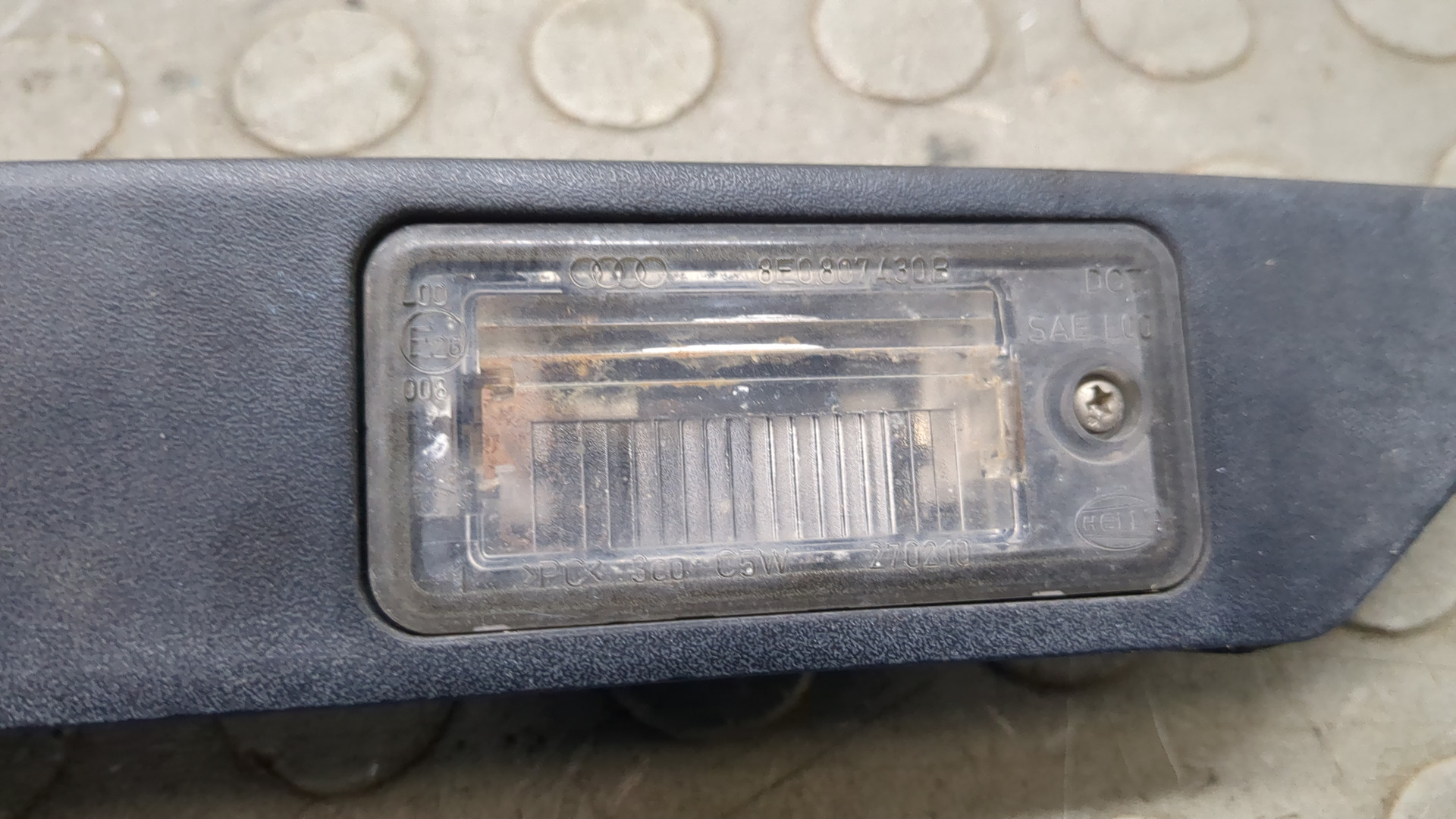 Фонарь подсветки номера