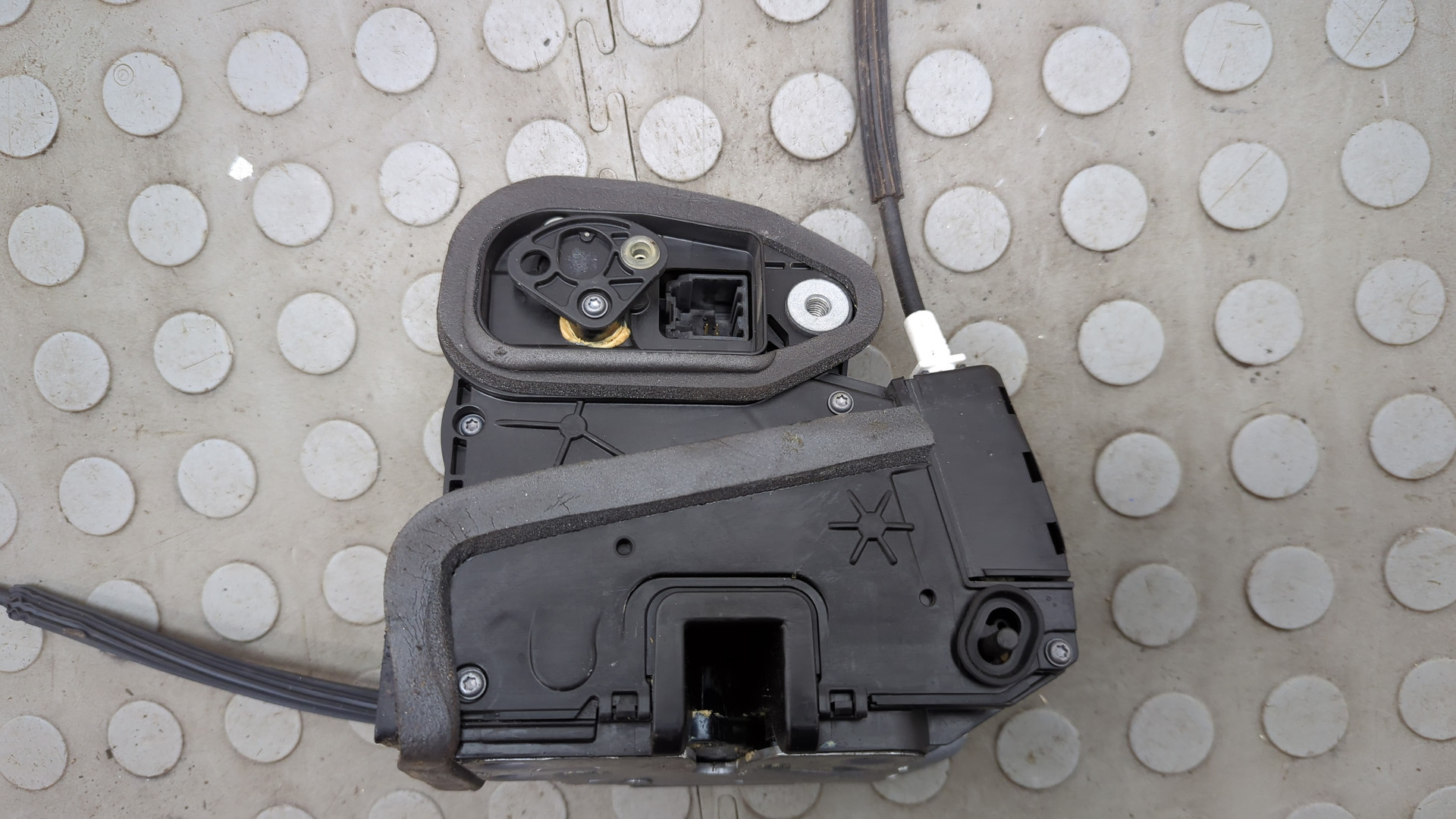 Замок двери задней левой