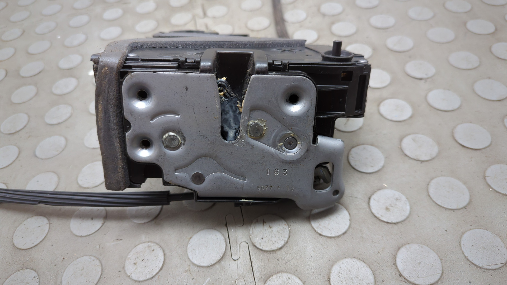 Замок двери задней левой