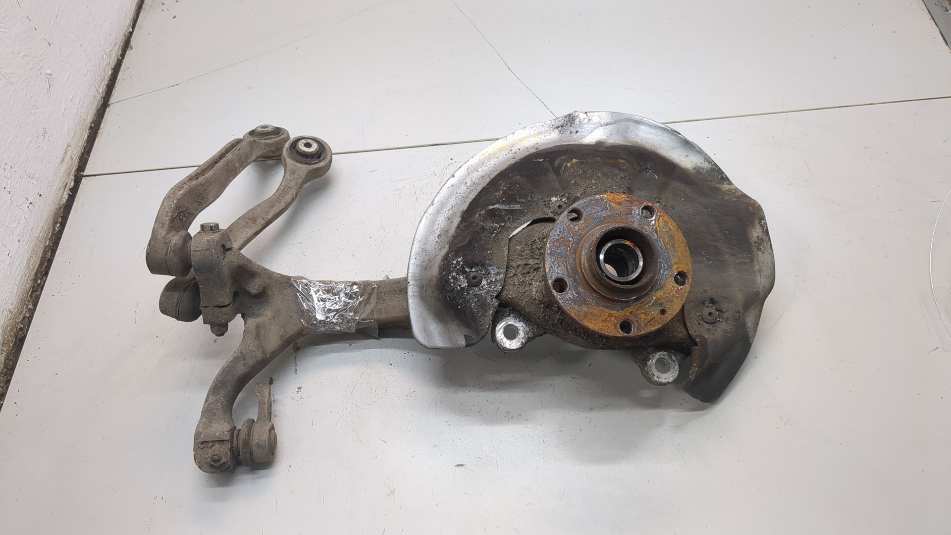 Кулак поворотный передний правый