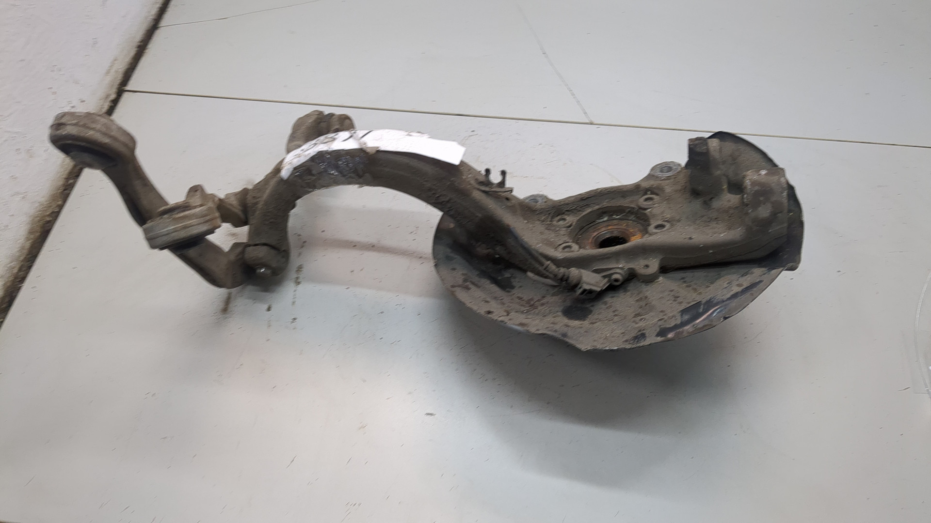 Кулак поворотный передний правый