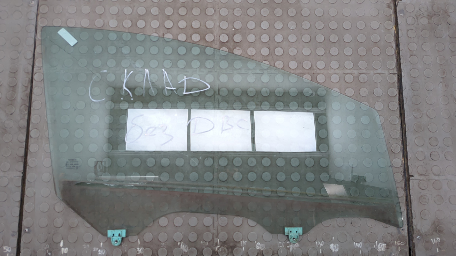 Стекло двери передней правой