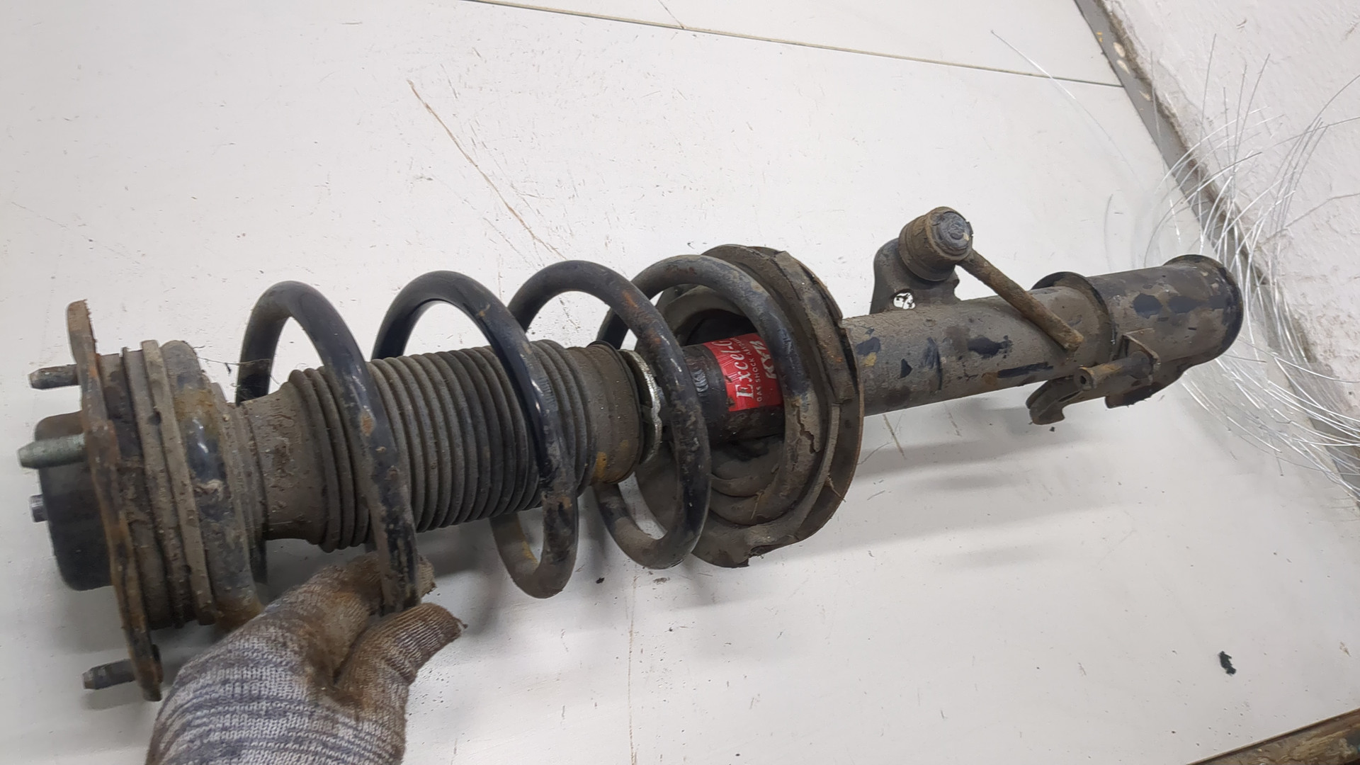 Амортизатор передний правый