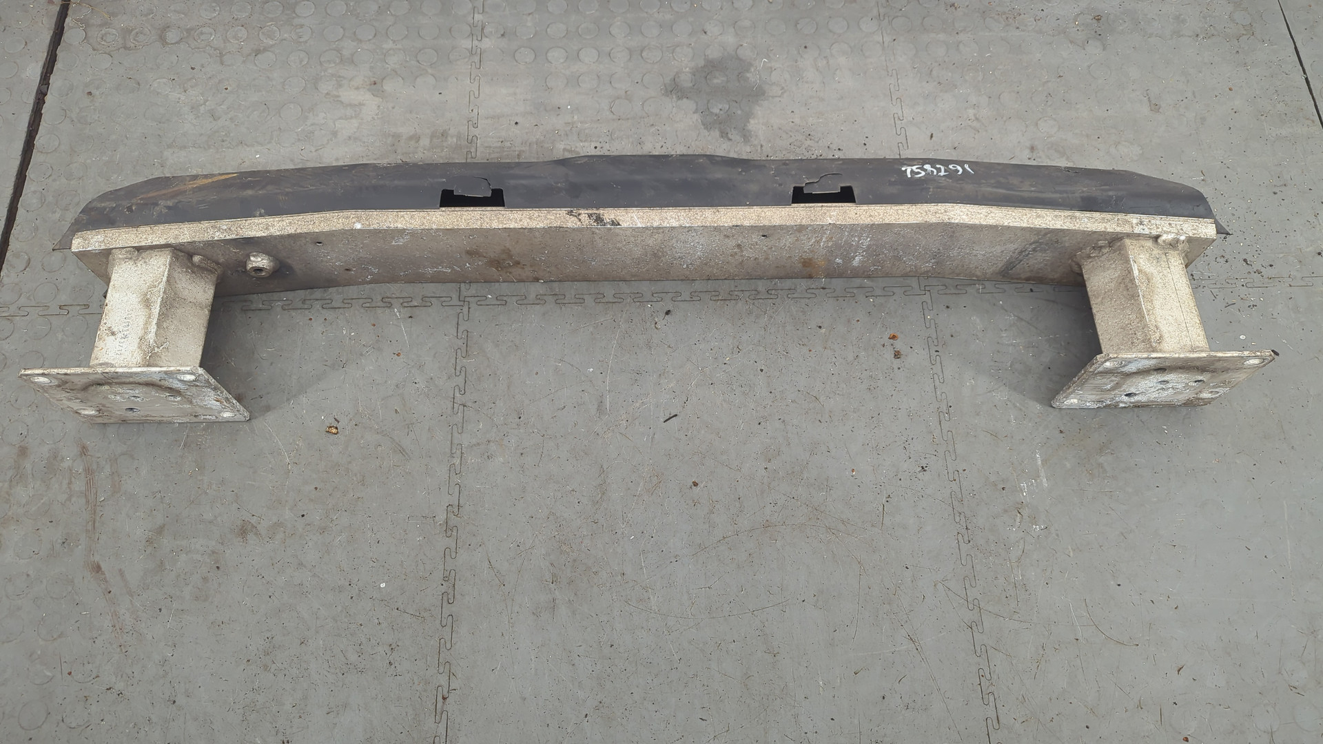 Усилитель переднего бампера