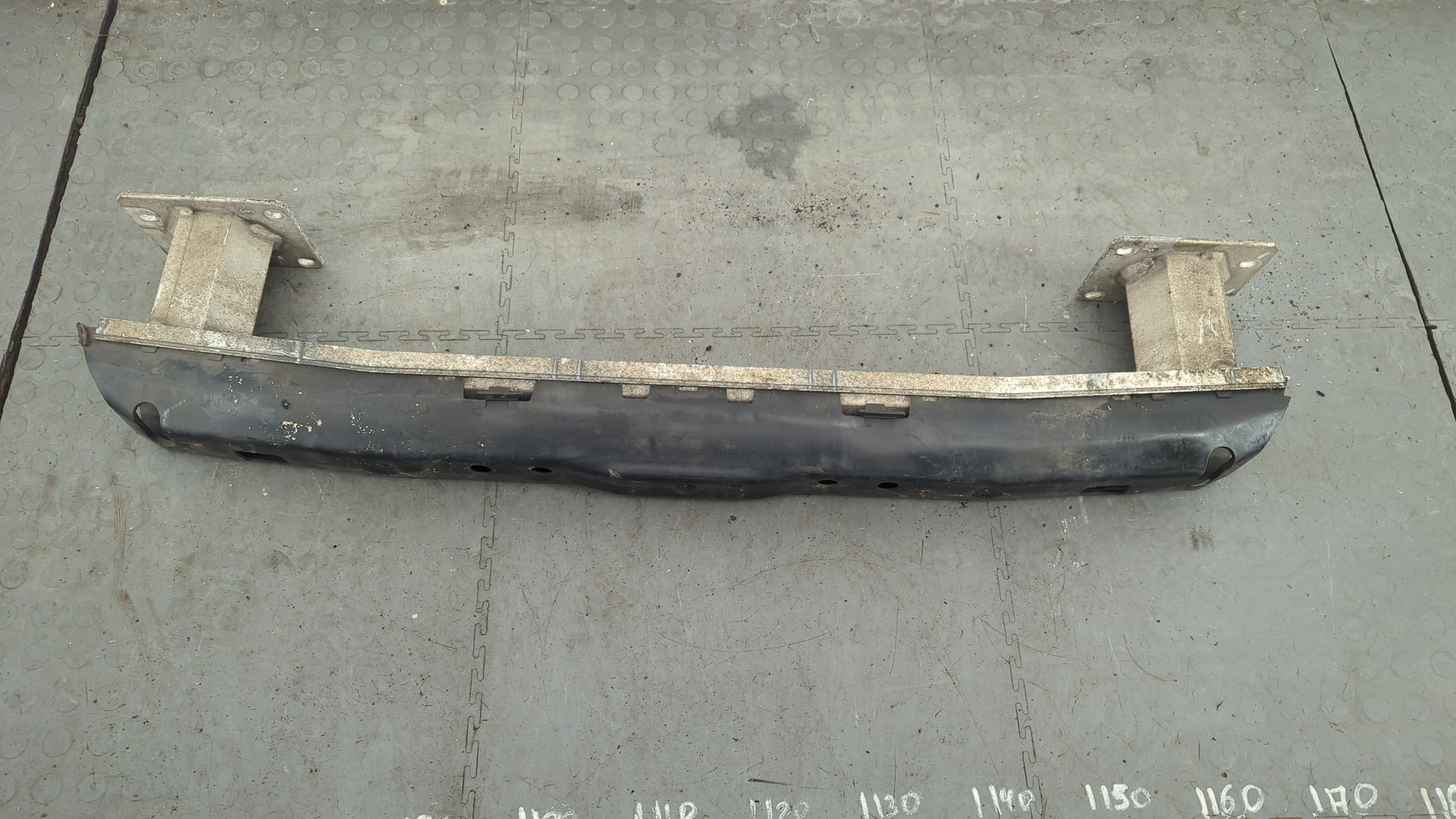 Усилитель переднего бампера