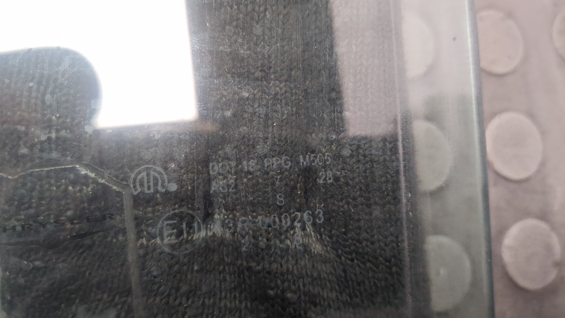 Стекло двери передней левой