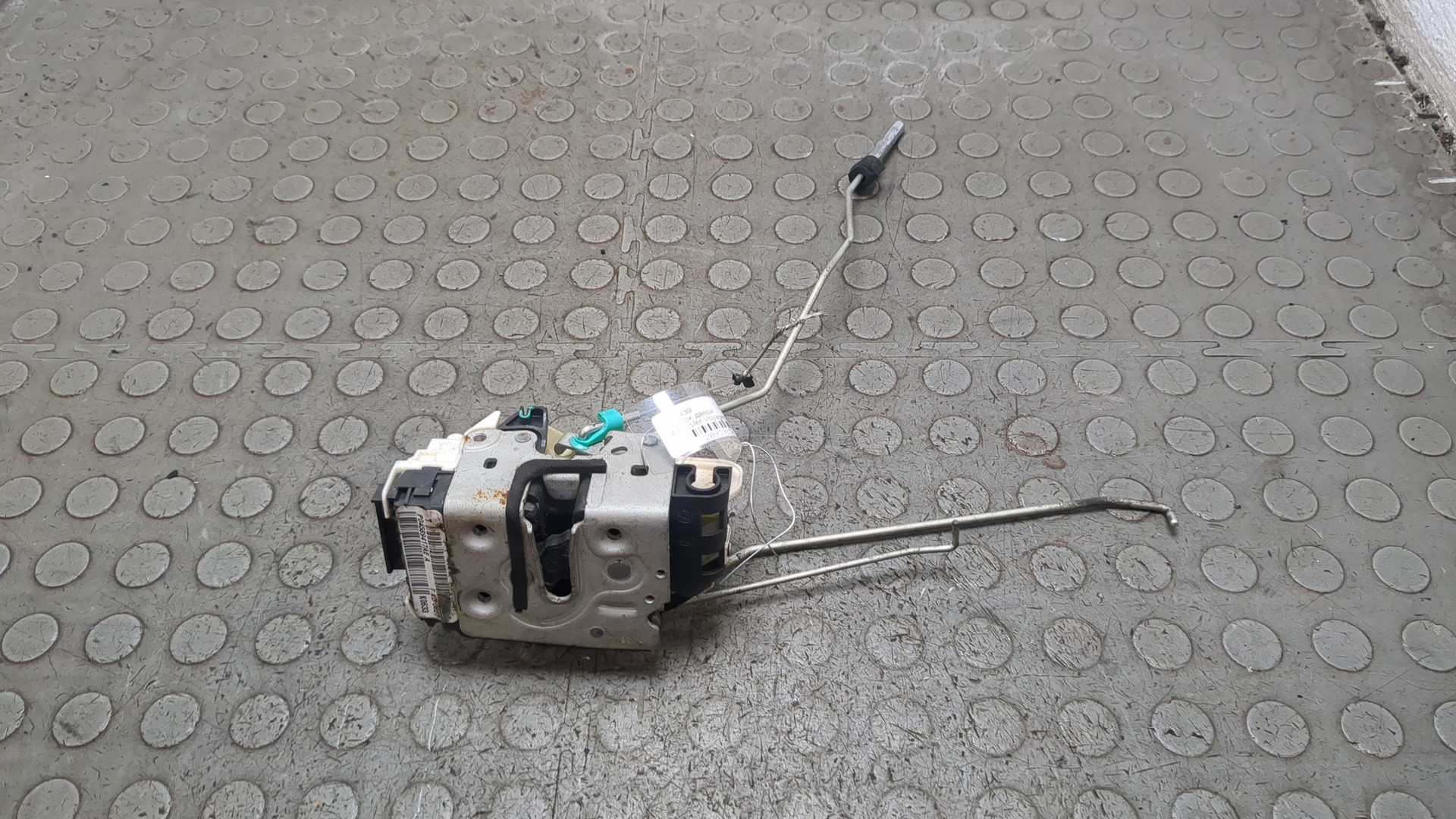 Замок двери передней левой