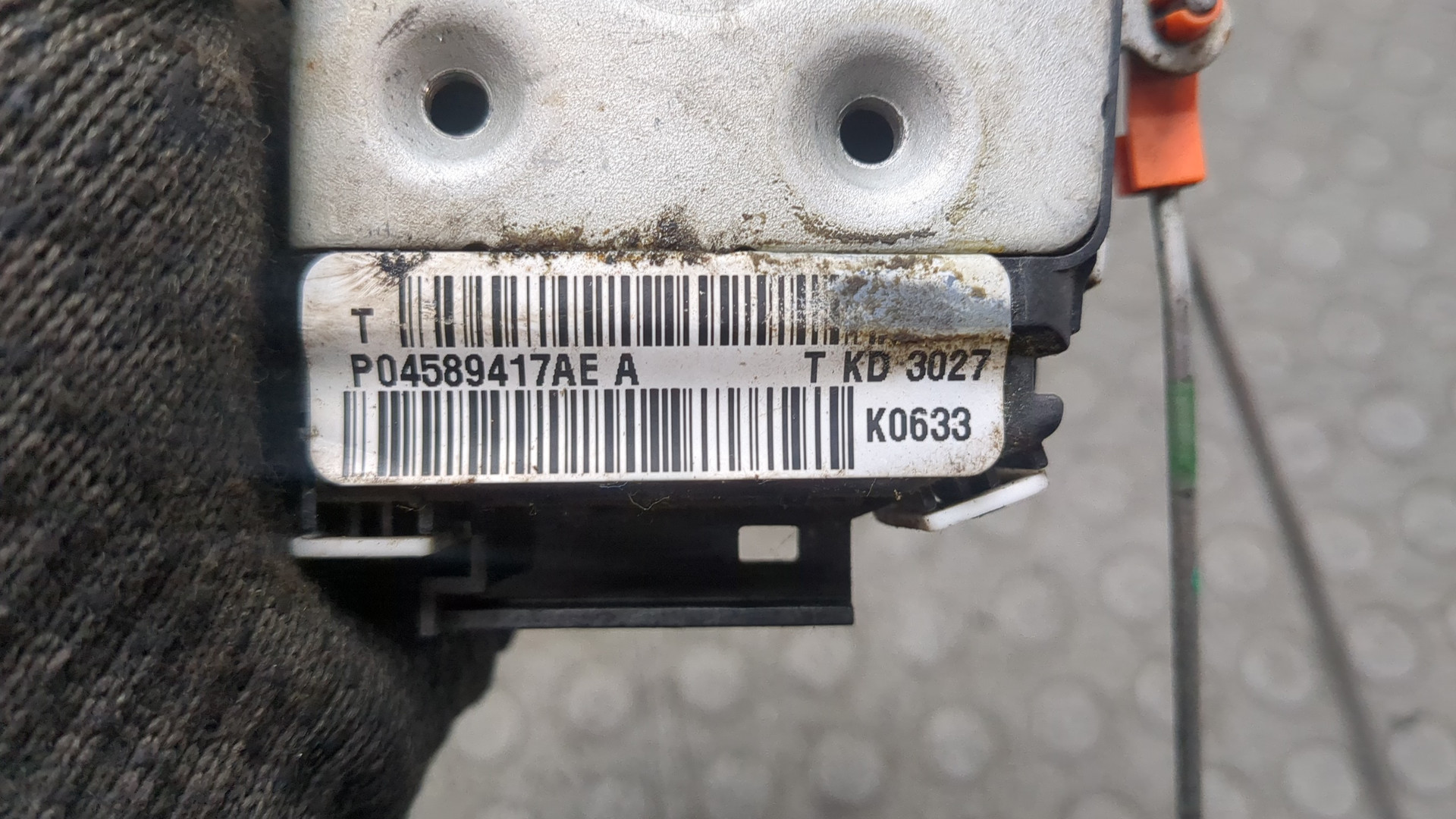 Замок двери передней левой