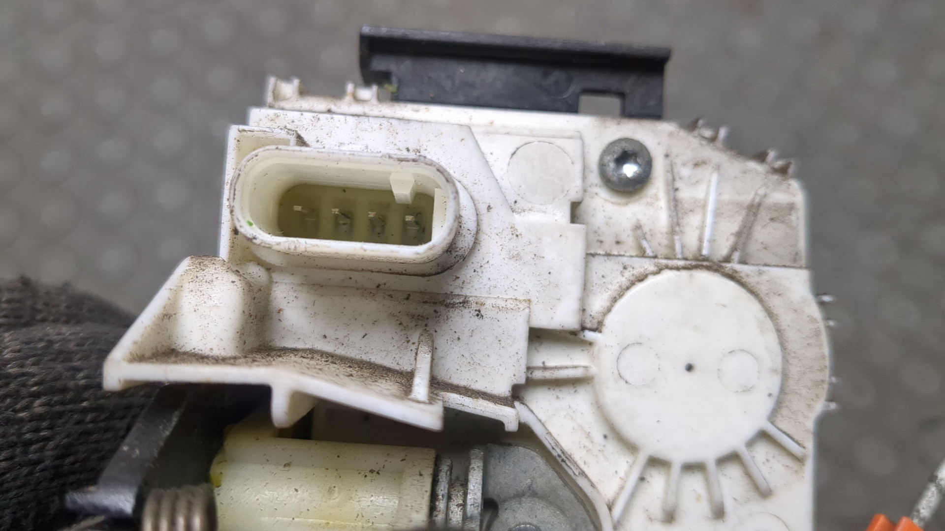 Замок двери передней левой