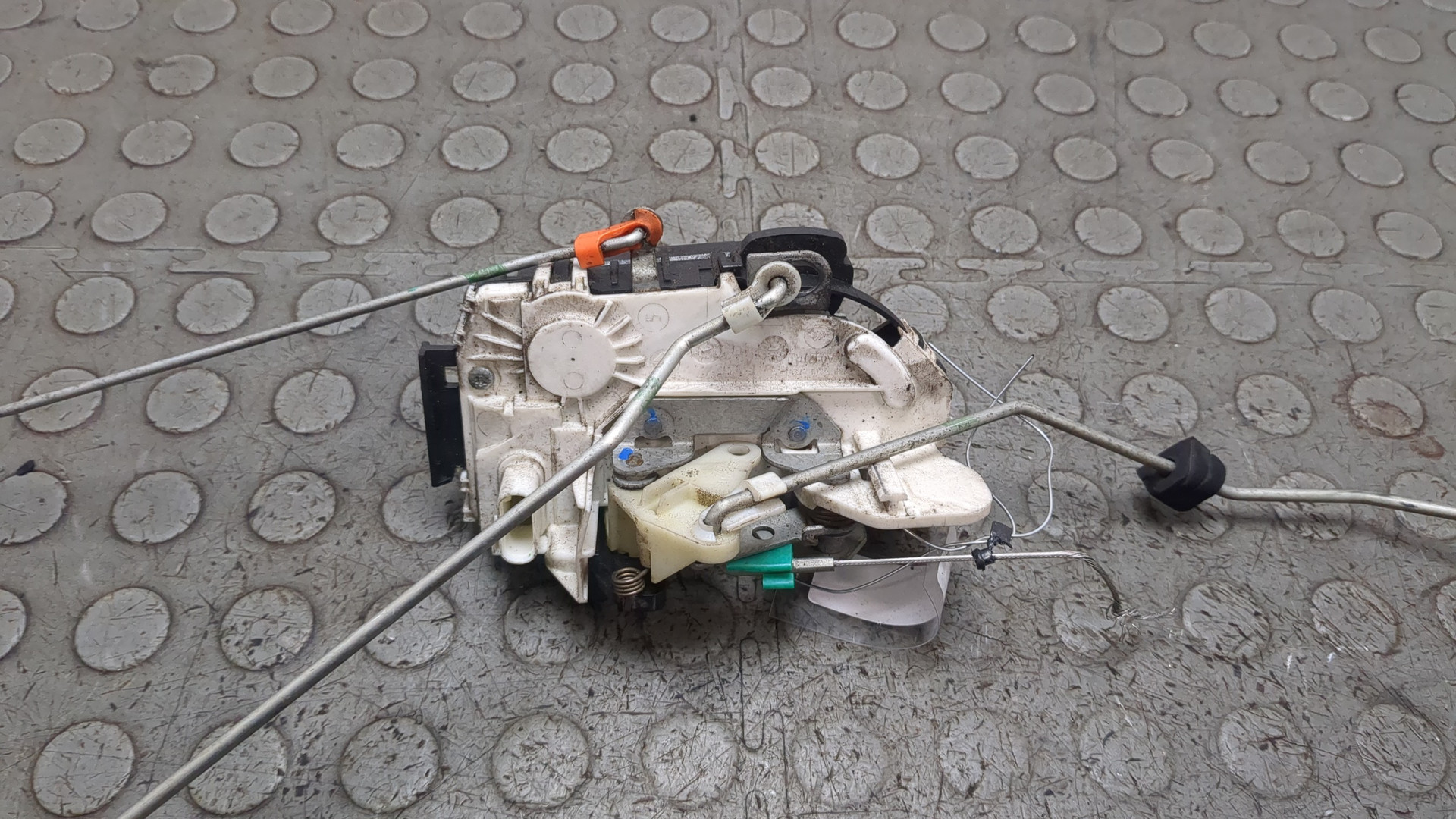 Замок двери передней левой