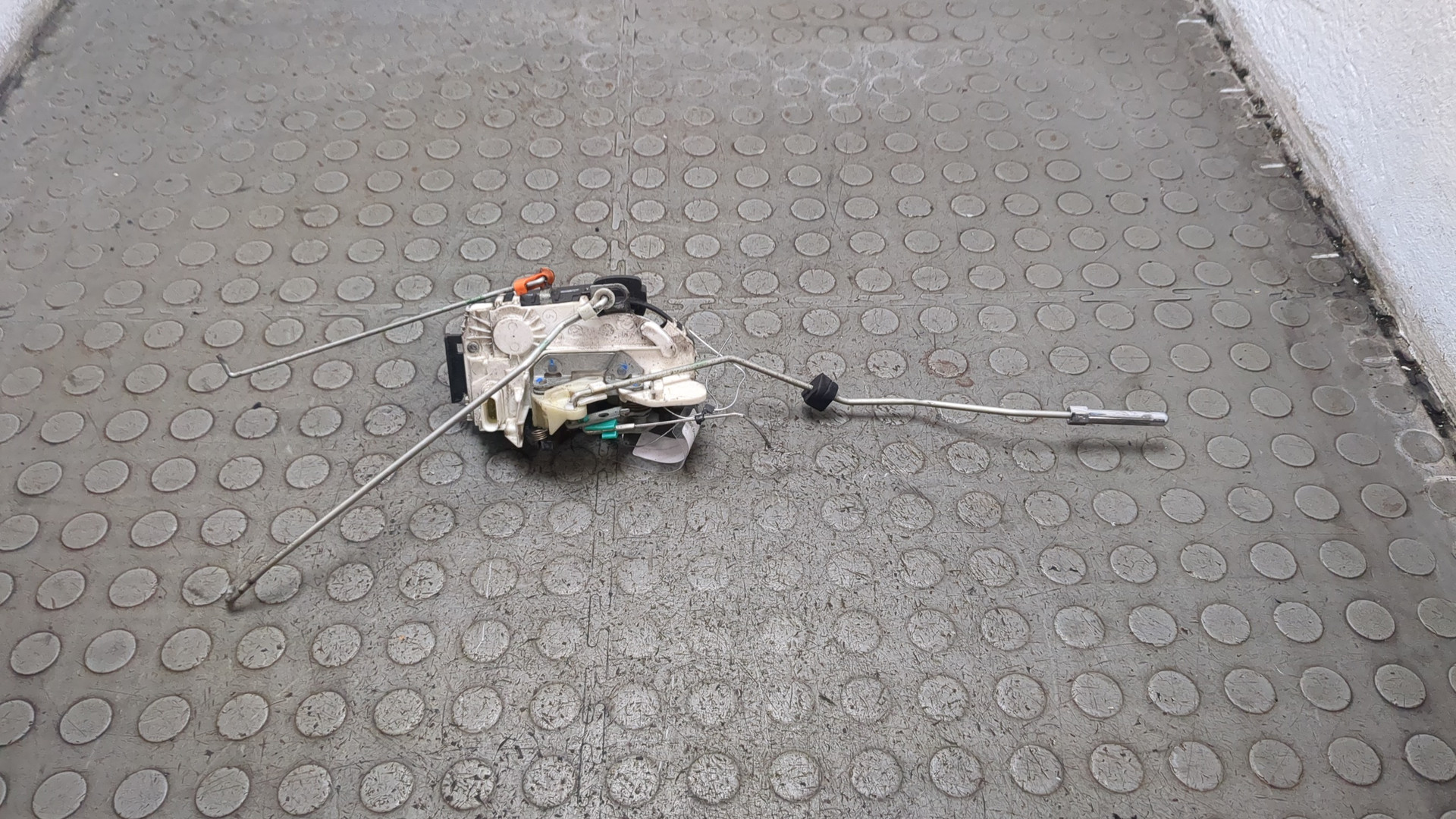 Замок двери передней левой