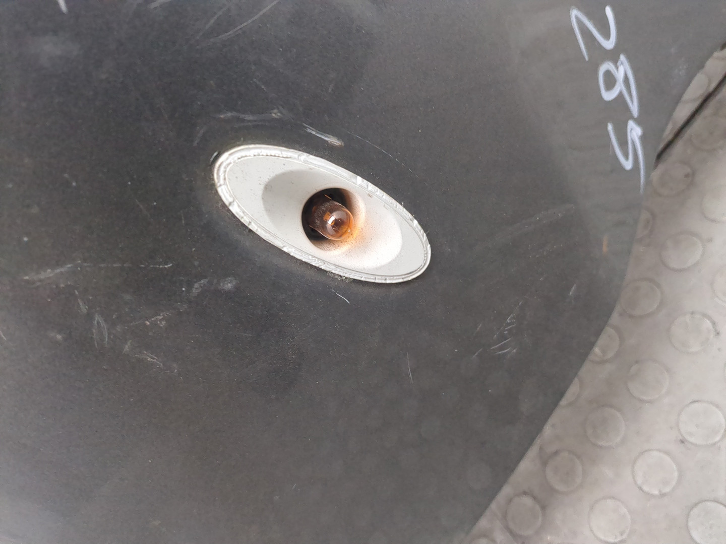 Крыло переднее левое