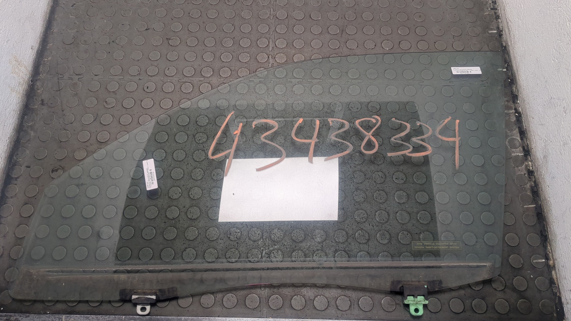 Стекло двери передней левой