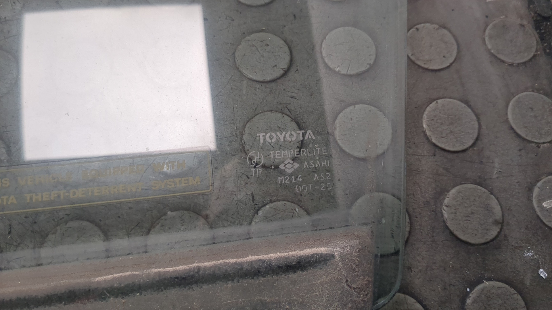 Стекло двери передней левой