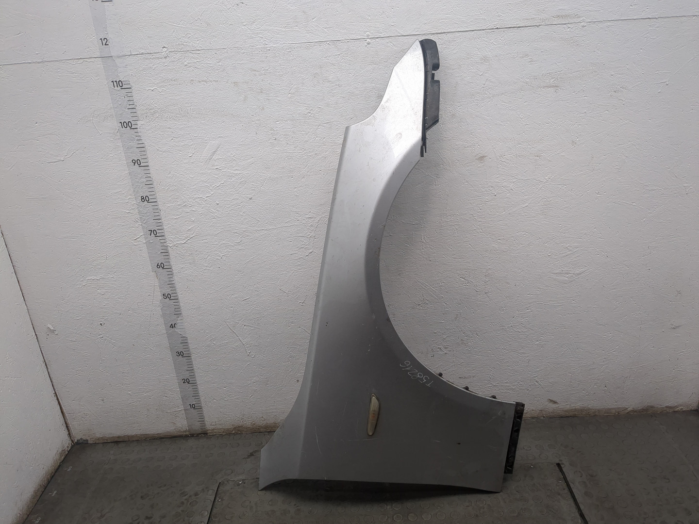 Крыло переднее правое