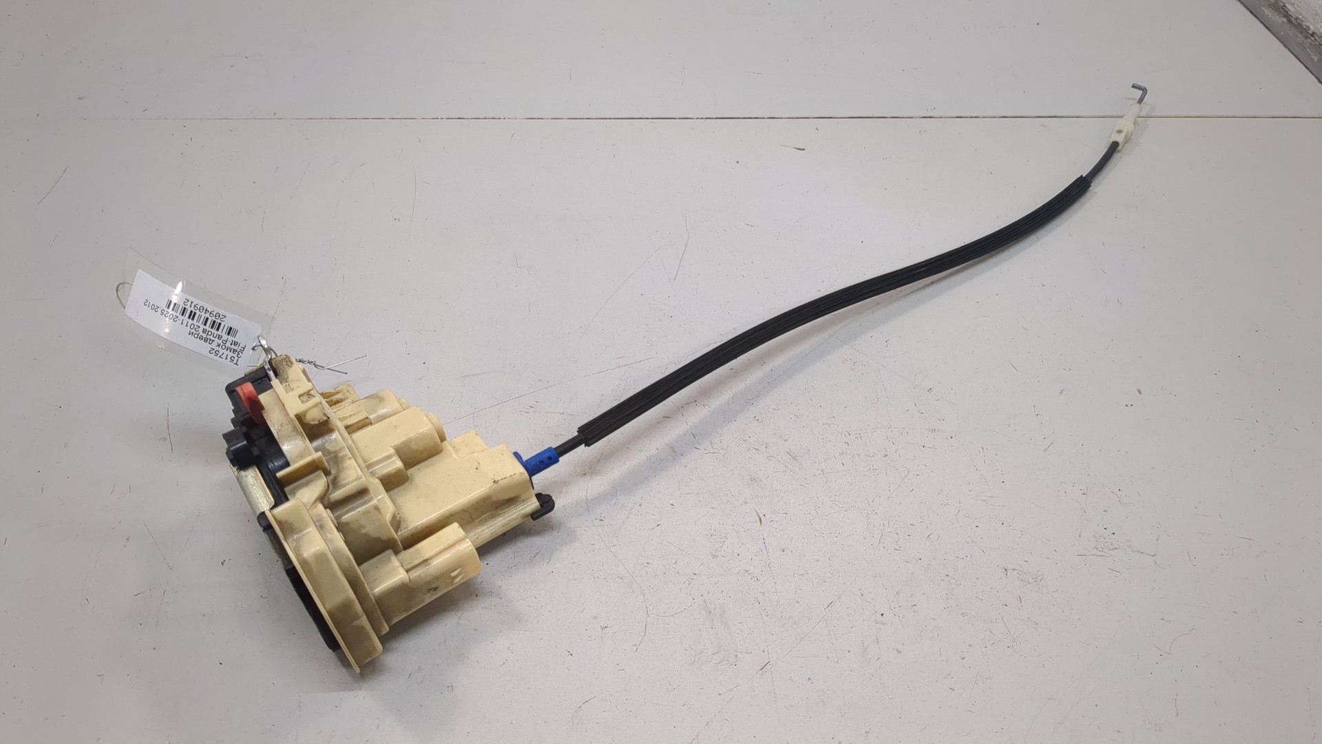 Замок двери передней левой