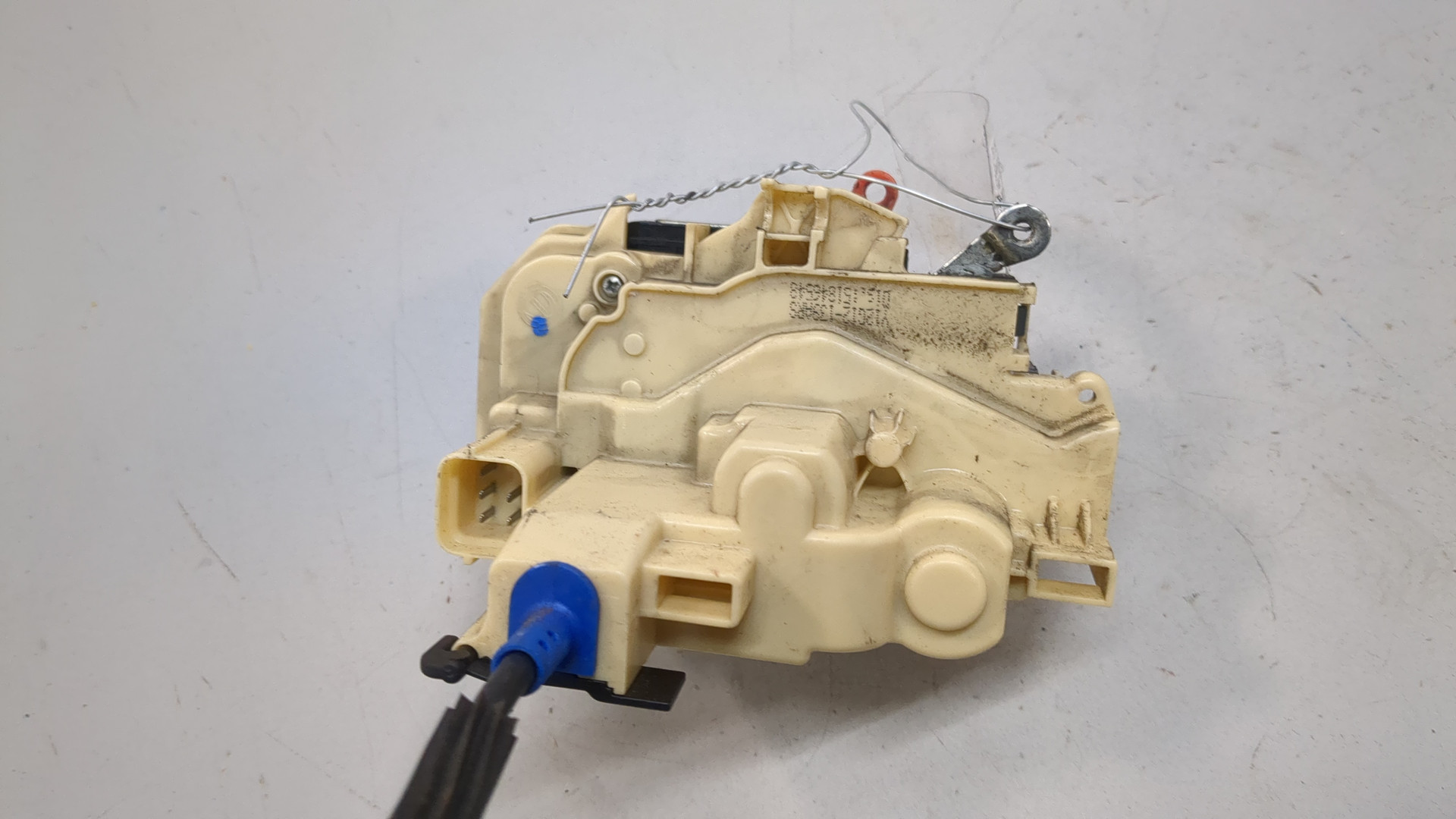 Замок двери передней левой