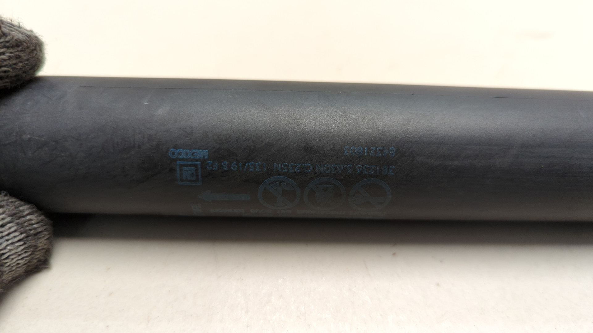 Амортизатор крышки багажника