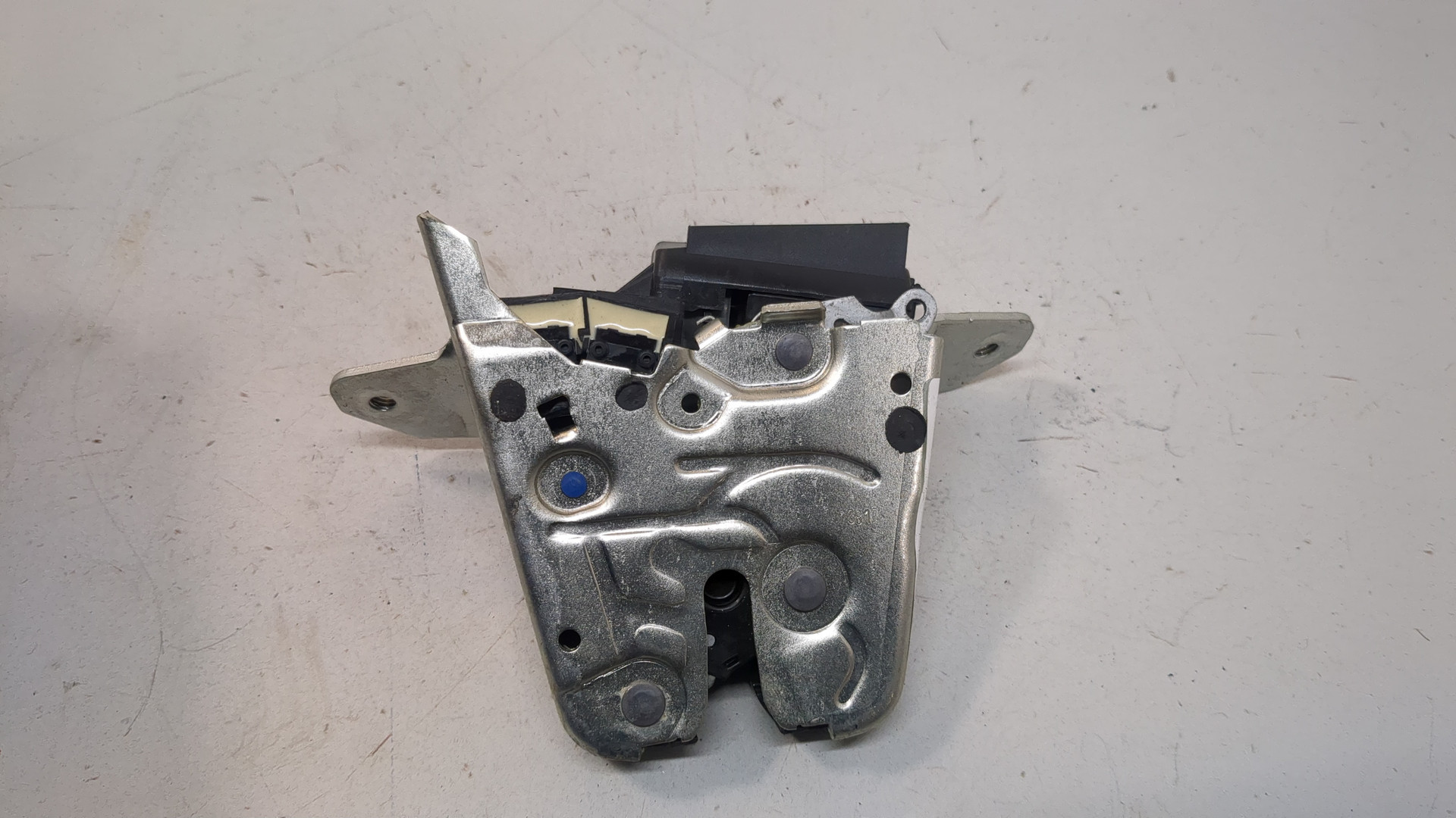 Замок багажника