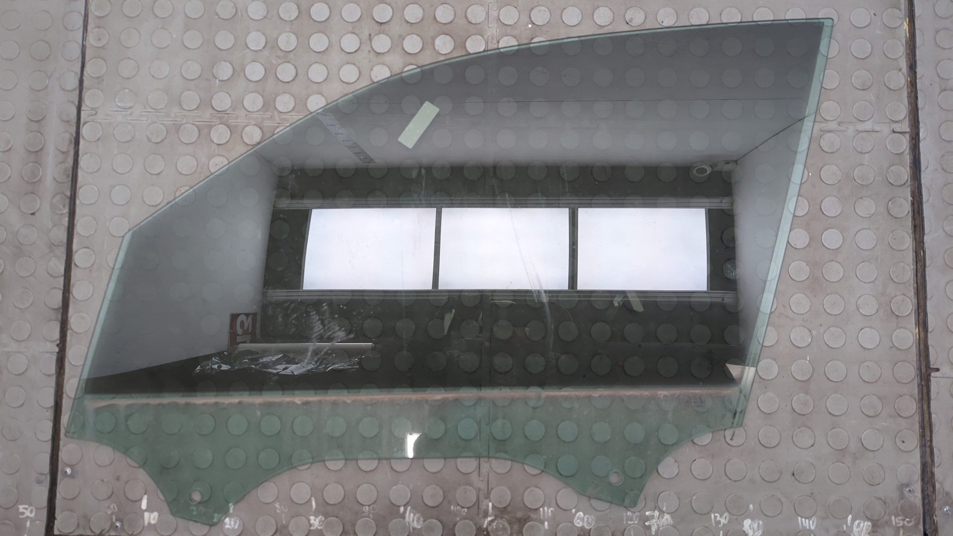 Стекло двери передней левой