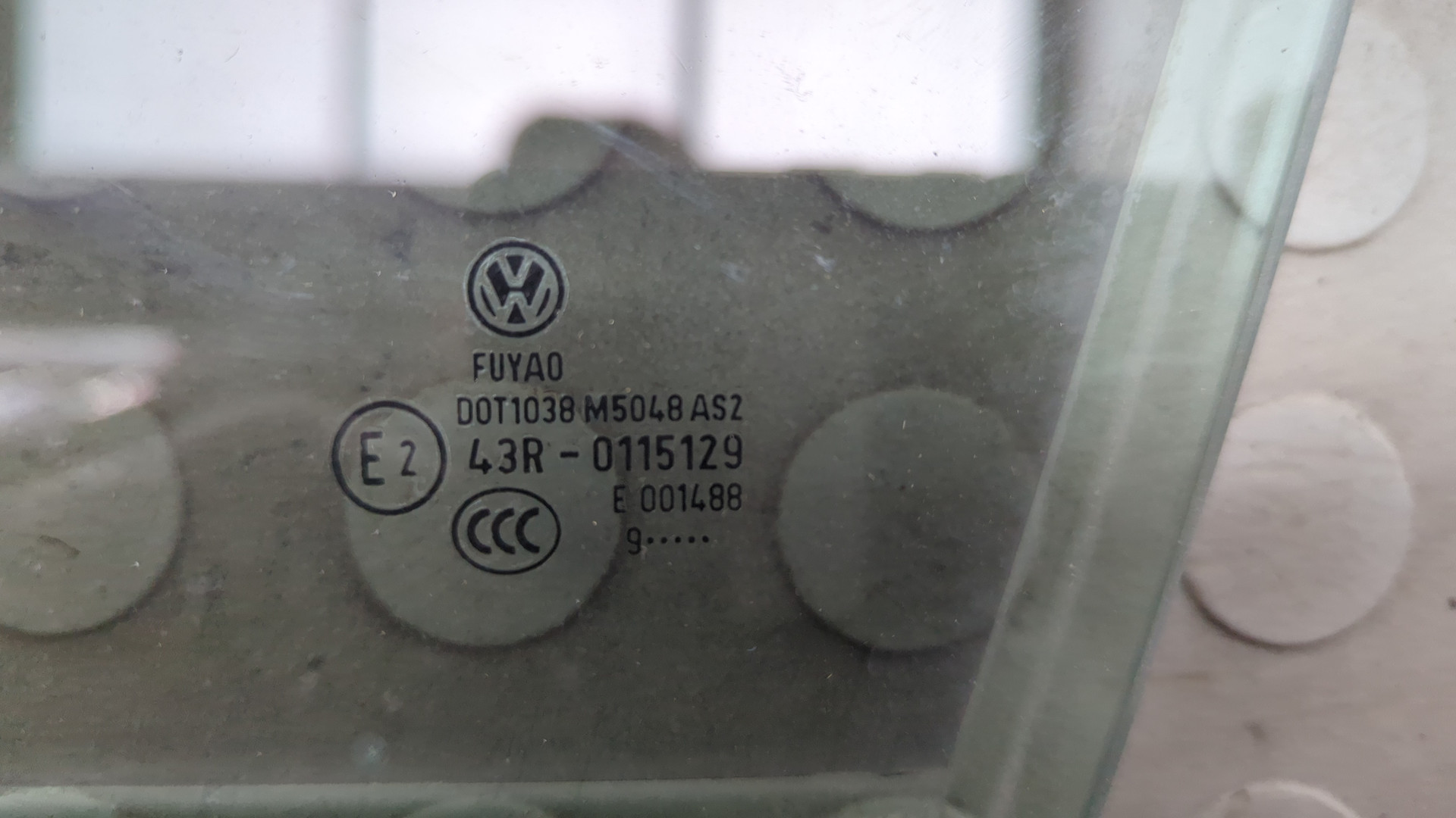 Стекло двери передней левой