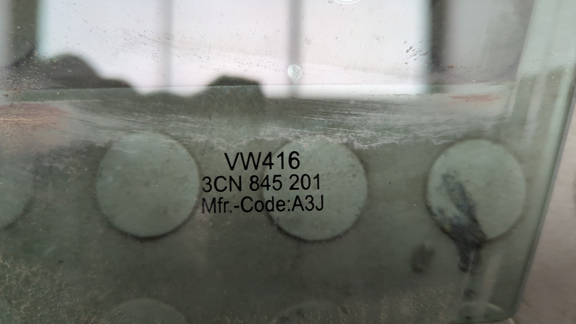 Стекло двери передней левой