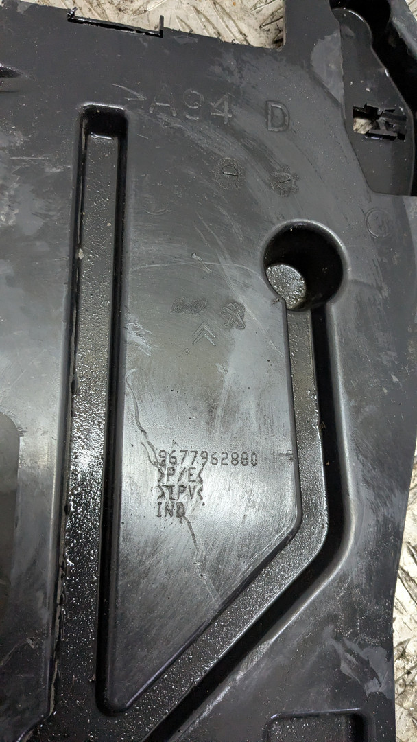 Кронштейн фар правый