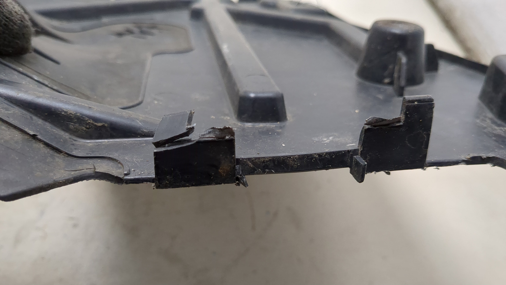 Кронштейн фар правый