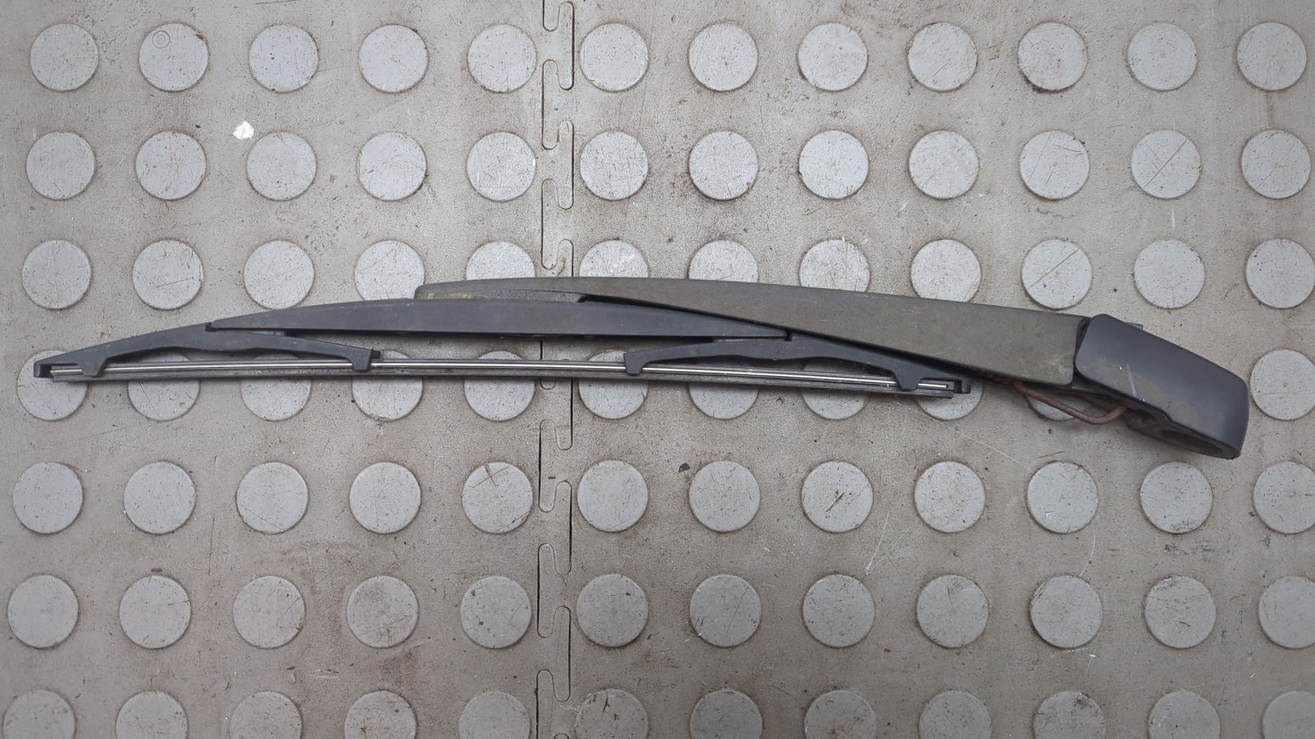 Поводок стеклоочистителя заднего