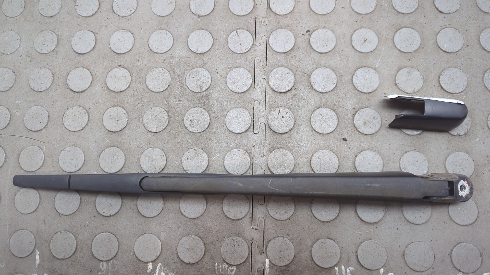 Поводок стеклоочистителя заднего