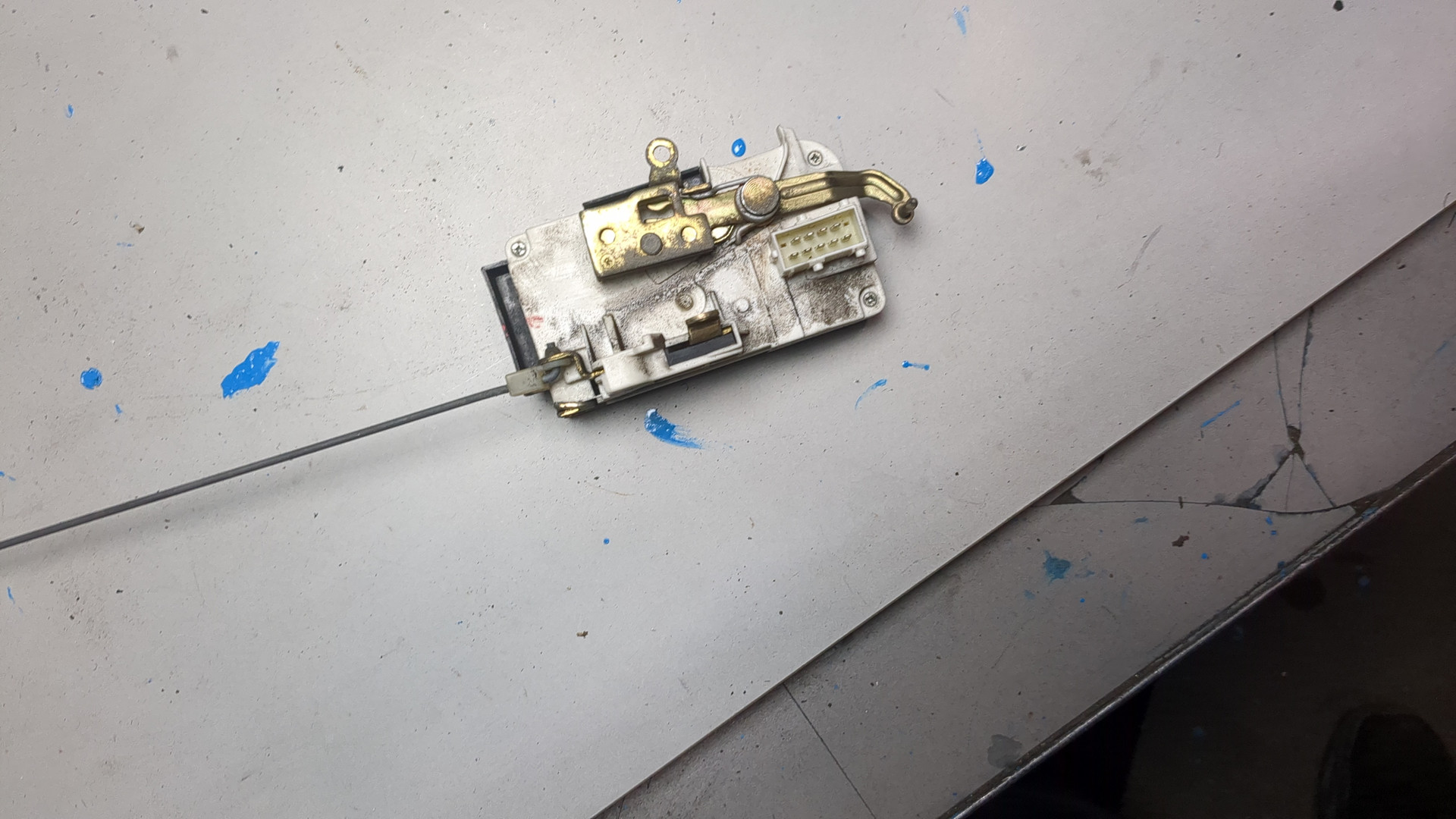 Замок двери передней правой