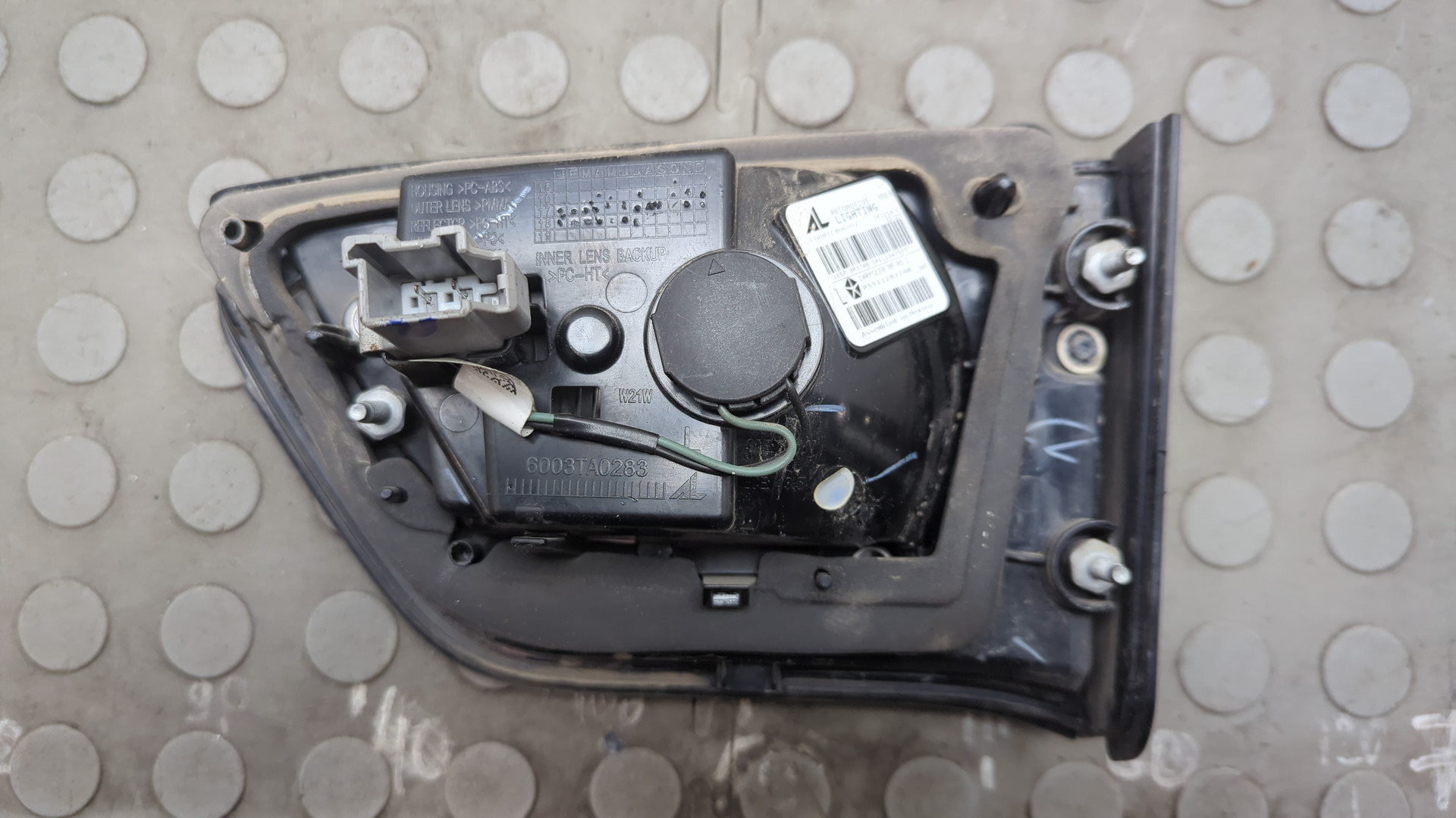 Фонарь задний внутренний левый