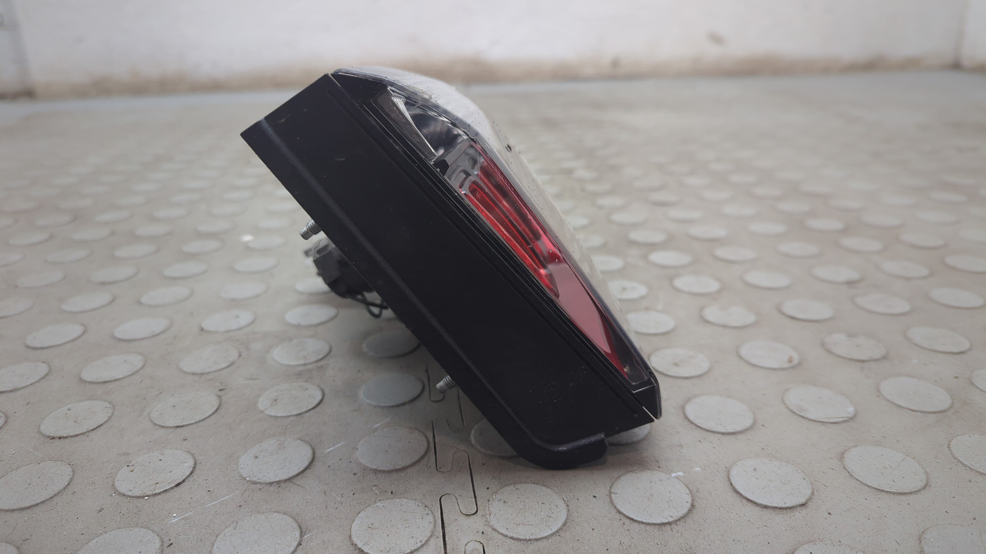 Фонарь задний внутренний левый