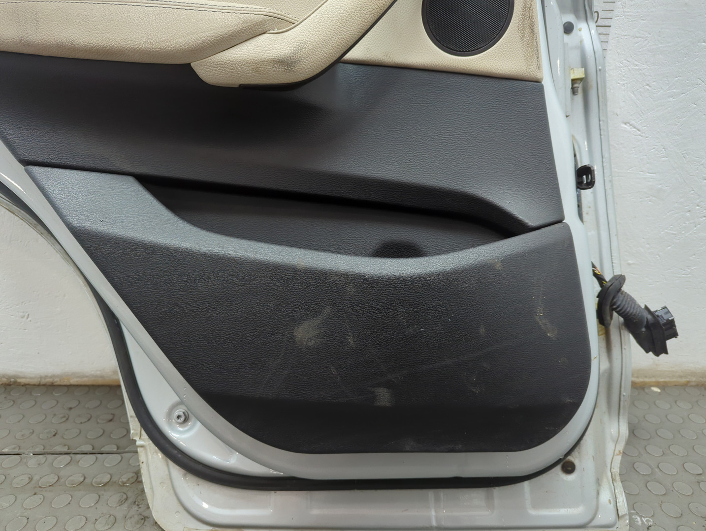 Дверь задняя левая