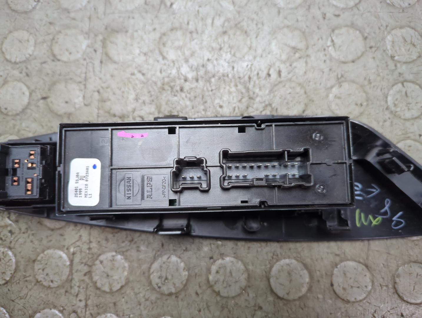 Кнопка стеклоподъемника