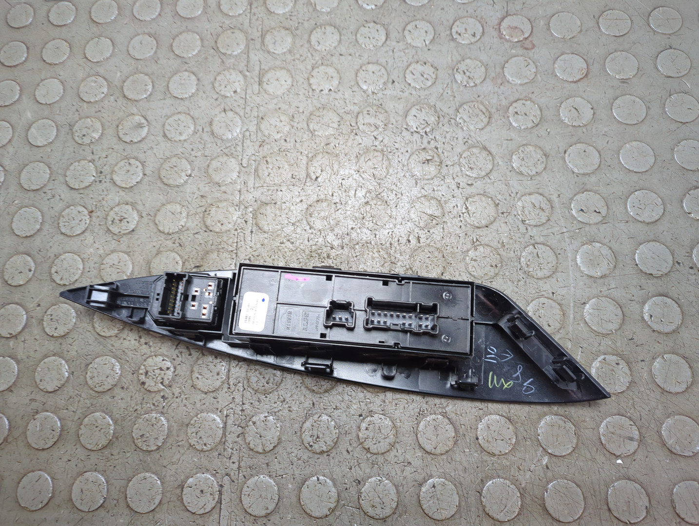 Кнопка стеклоподъемника