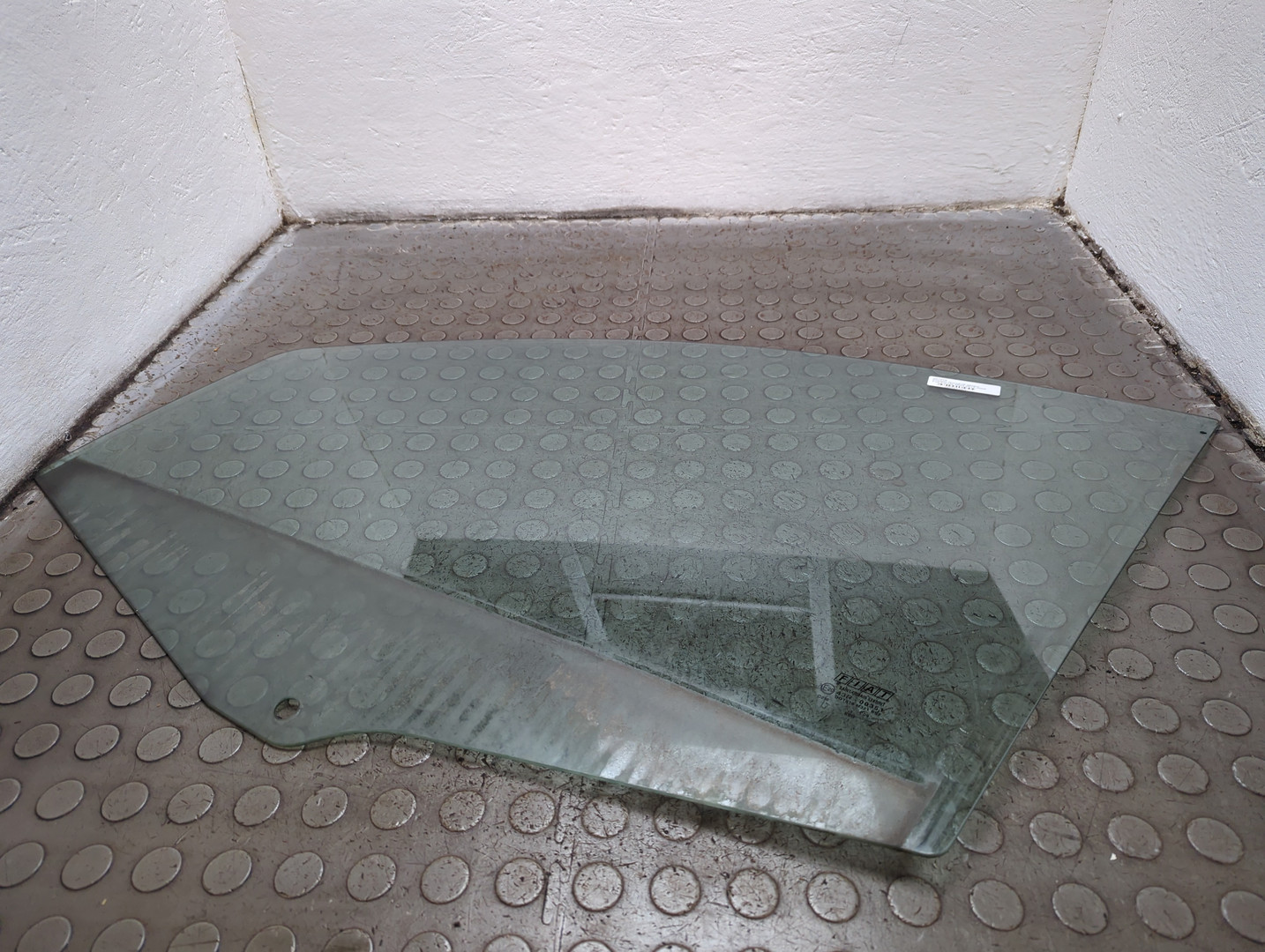 Стекло двери передней левой