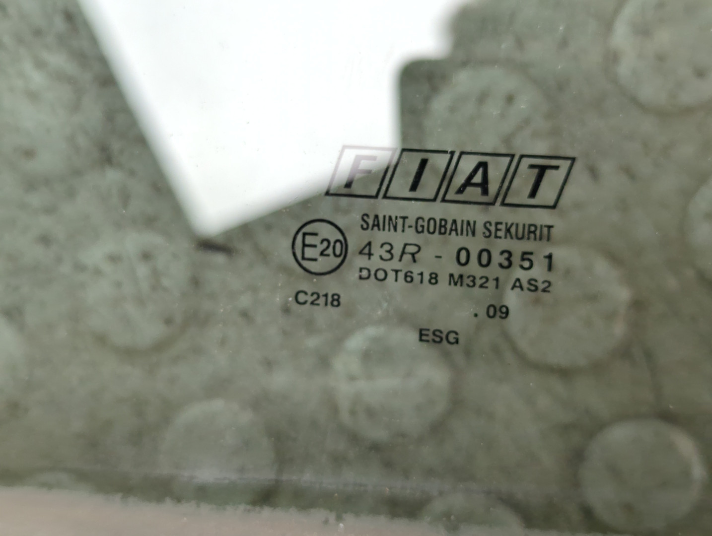 Стекло двери передней левой