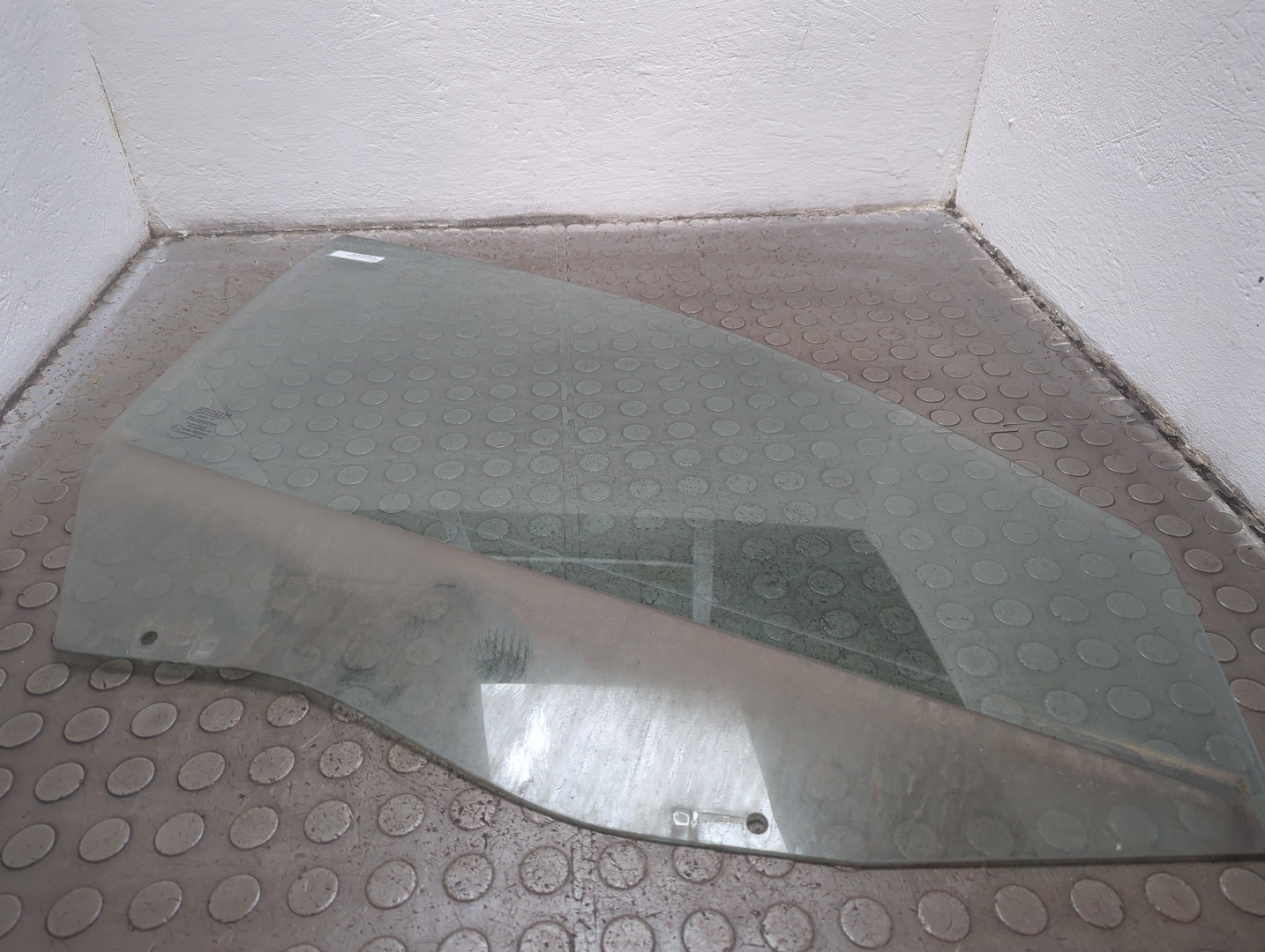 Стекло двери передней правой