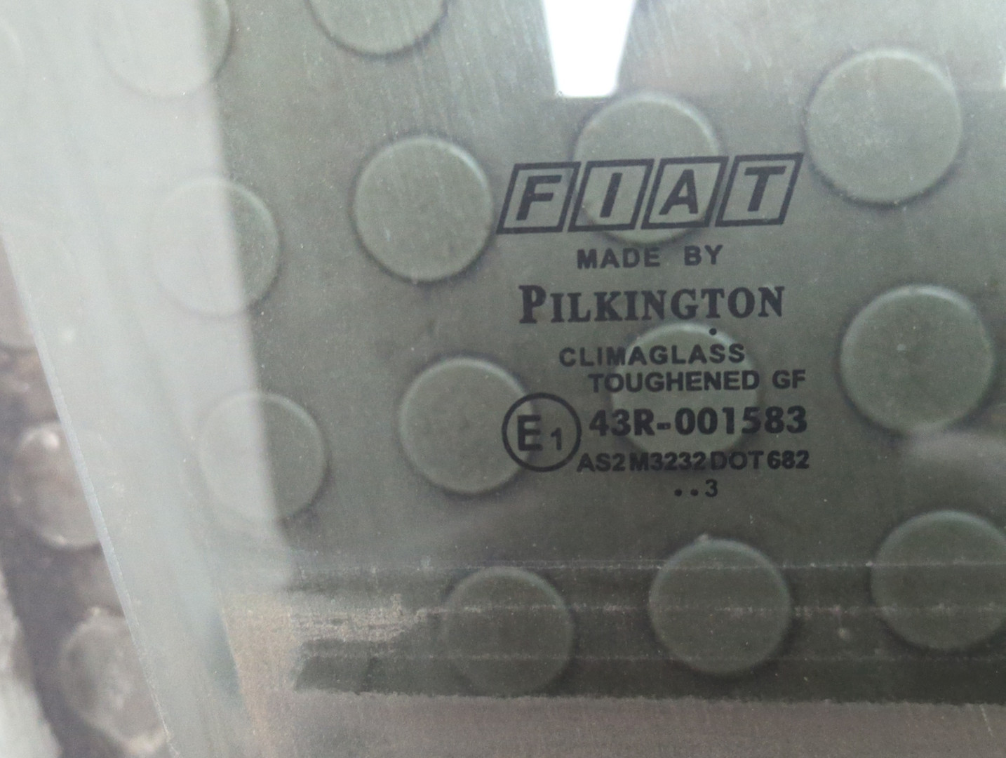 Стекло двери передней правой