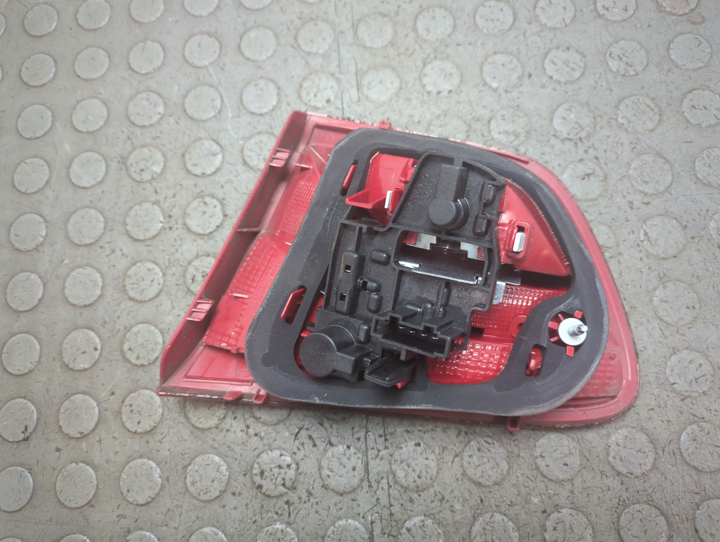 Фонарь задний внутренний левый