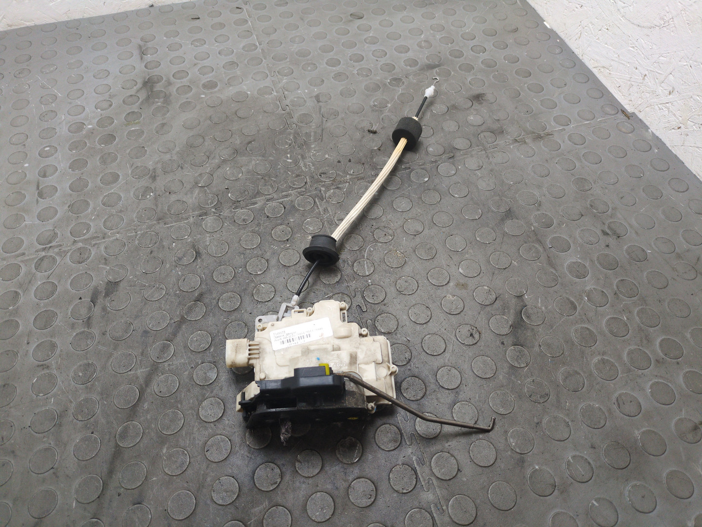 Замок двери передней левой